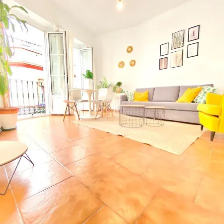 Comfortable Old Town, Parking Optional Apartment