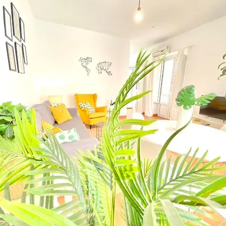 Comfortable Old Town, Parking Optional Apartamento